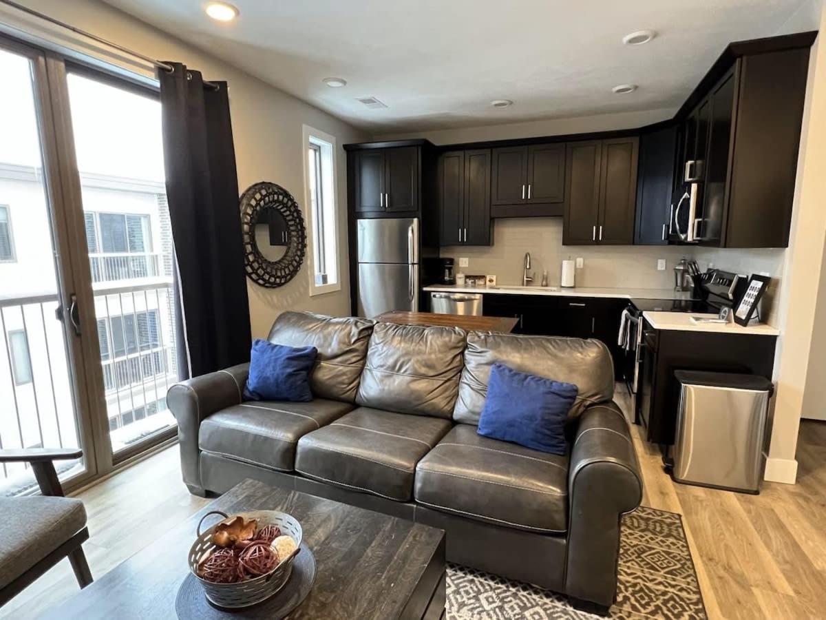 Trendy Downtown Condo-Walk To It All Capri 315 Траверс-Сити Экстерьер фото