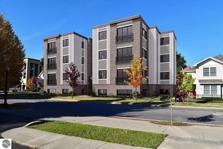 Trendy Downtown Condo-Walk To It All Capri 315 Траверс-Сити Экстерьер фото